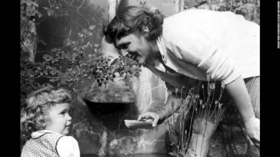barbarabushwithdaughterrobinjune1953.jpg
